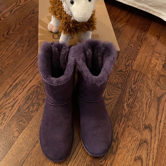 Ugg Bailey Bow II 7 Short Like New - Picture 3 of 5